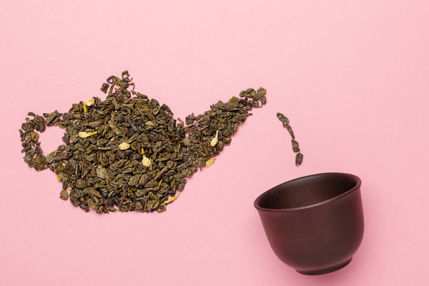 Teapot shape made of dry jasmine green tea leaves. - Φωτογραφία, εικόνα