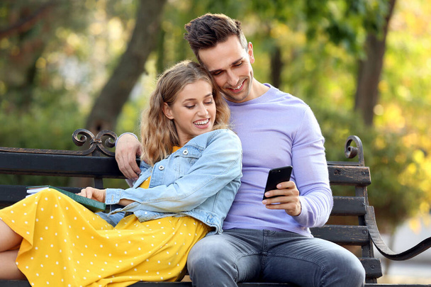 Happy young couple on romantic date in park - Foto, Imagem