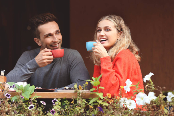 gelukkig jong paar op romantisch date in cafe - Foto, afbeelding