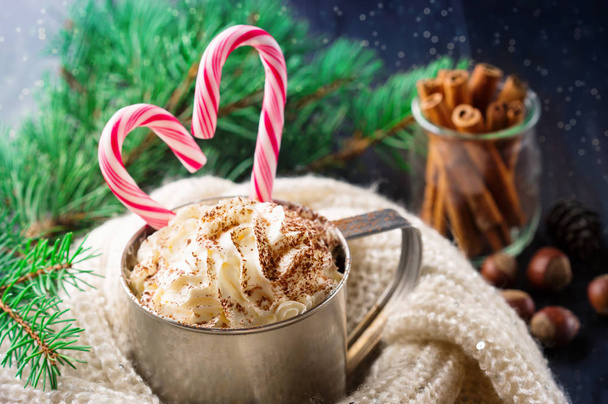 Рождественский домашний мятный горячий шоколад с взбитыми сливками
 - Фото, изображение