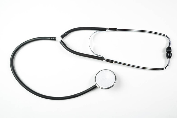 medizinisches Stethoskop auf weißem isolierten Hintergrund - Foto, Bild