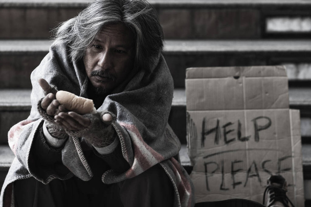 Безпритульні чекали на допомогу від добрих людей
. - Фото, зображення