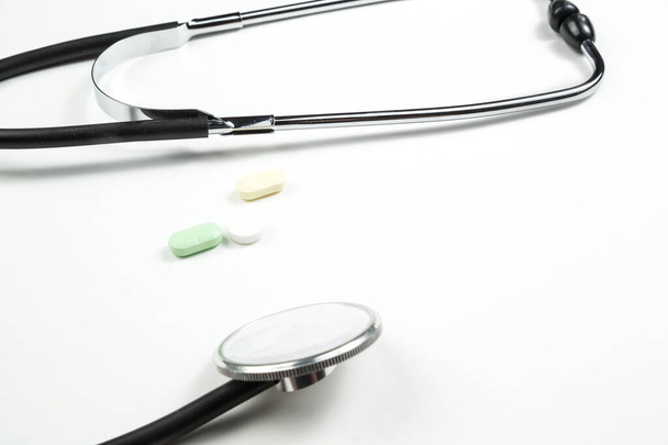 lékařské stetoskop, léky a teploměr-pás na bílém i - Fotografie, Obrázek