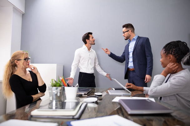 Dissatisfied CEO Shouting At His Young Male Worker For Bad Performance In Front Of Coworkers - Foto, immagini