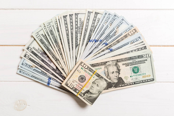 us dollars: unaufgeräumter Fan diverser US-Dollarscheine Draufsicht des Geschäftskonzepts auf farbigem Hintergrund - Foto, Bild