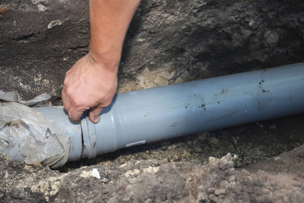 Dodavatel instalace domu kanalizace potrubí v zemi zákopu - Fotografie, Obrázek