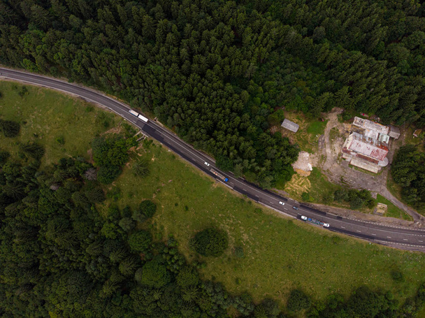 Luftaufnahme über eine Bergstraße, die durch eine Waldlandschaft führt. Nein. - Foto, Bild