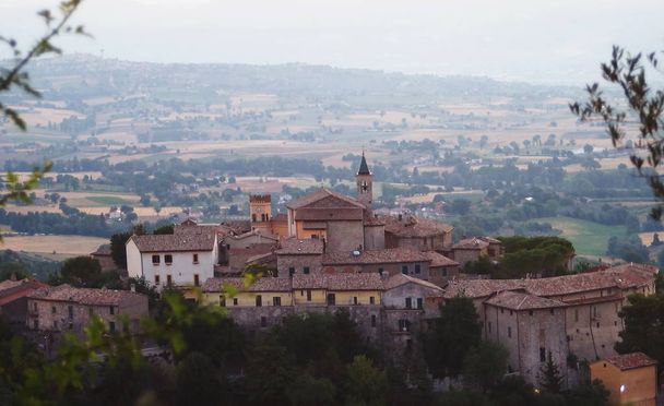 Pohled na Giano dell 'Umbria za úsvitu, Itálie - Fotografie, Obrázek