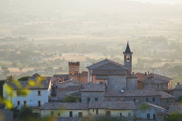 Zicht op Giano dell 'Umbria bij dageraad, Italië - Foto, afbeelding