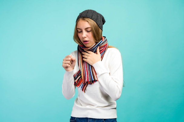 Verkoudheid en griep. Portret van mooie tiener meisje met hoesten en zere keel ziek gevoel binnenshuis. - Foto, afbeelding