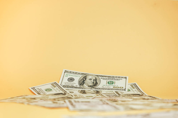 Dollars hautnah. amerikanischer Dollar Bargeld auf gelbem Hintergrund. - Foto, Bild