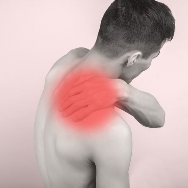 Черно-белый снимок человека со спины с красным пятном боли и травмы шеи
. - Фото, изображение