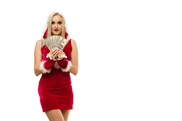 Прекрасна шокована сексуальна дівчина в сукні Нового року, тримаючи в руках гроші. Святкування Різдва або нового року - Фото, зображення