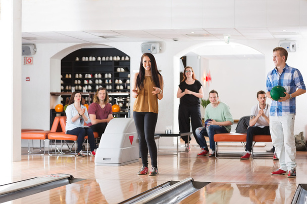 mutlu bir kadın arkadaşlarıyla bowling club - Fotoğraf, Görsel