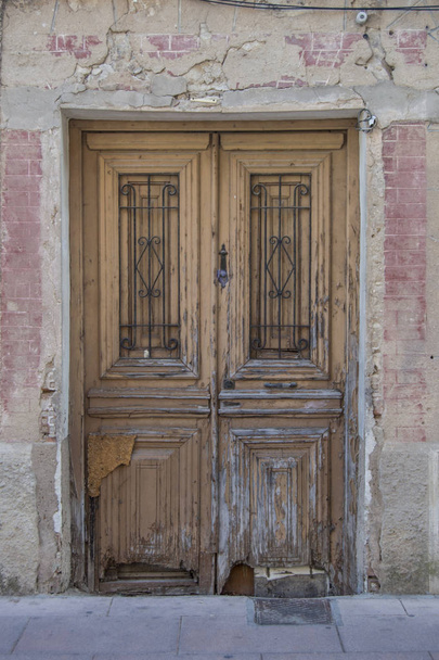 vieille porte en bois sur une façade blanche d'une maison
 - Photo, image
