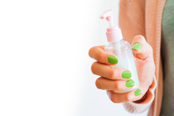 女性の手を保持ピンク化粧水線量 - 写真・画像