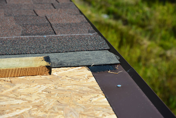 Installation de coin de bardeaux d'asphalte sur la construction de toiture de maison
 - Photo, image