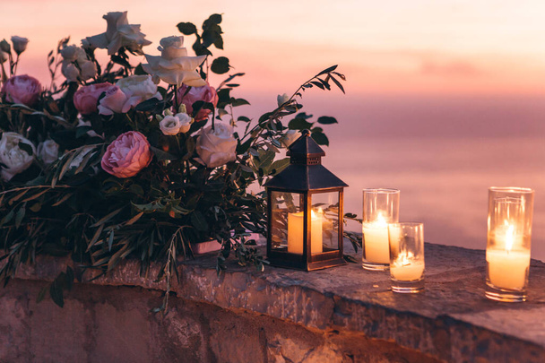 Κεριά και λουλούδια ως διακόσμηση - Φωτογραφία, εικόνα