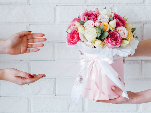 flower delivery service birthday gift surprise - 写真・画像