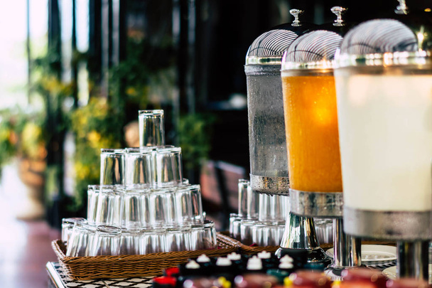 Pitná voda, pomerančový džus a dávkovač mléka pro hosty - Fotografie, Obrázek