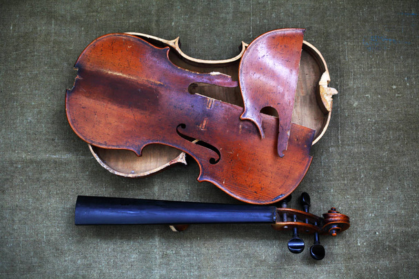 Kaputte alte Geige liegt auf Reparatur - Foto, Bild