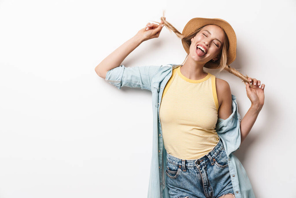 Happy smiling optimistic young pretty woman wearing hat posing isolated over white wall background. - Foto, Bild