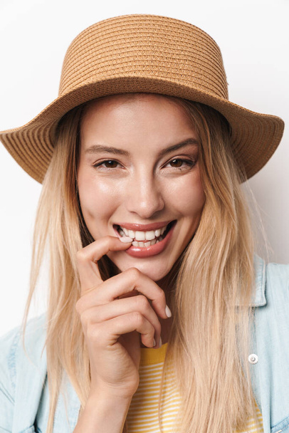 Ευτυχισμένο χαμόγελο αισιόδοξη νεαρή όμορφη γυναίκα φορώντας καπέλο θέτουν απομονωμένη πάνω από λευκό φόντο στον τοίχο. - Φωτογραφία, εικόνα
