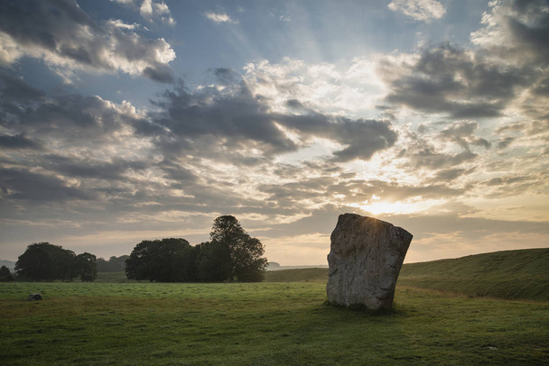 新石器時代の立つ石iの見事な夏の日の出の風景 - 写真・画像