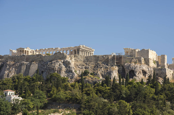 Świątynia Akropolu Aten w Atenach widziana z Agory w Grecji - Zdjęcie, obraz