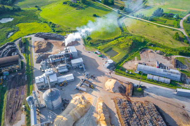 Vista aérea do drone na fábrica de madeira
  - Foto, Imagem