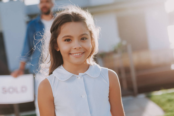 Πορτρέτο ενός χαμογελαστού κοριτσιού που στέκεται στην αυλή - Φωτογραφία, εικόνα