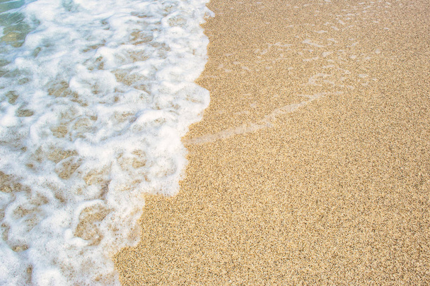 Zbliżenie piaszczystej plaży z miękkimi falami - Zdjęcie, obraz