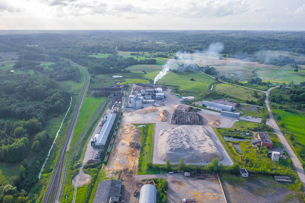 Αεροφωτογραφία από drone σε εργοστάσιο ξυλουργικής  - Φωτογραφία, εικόνα