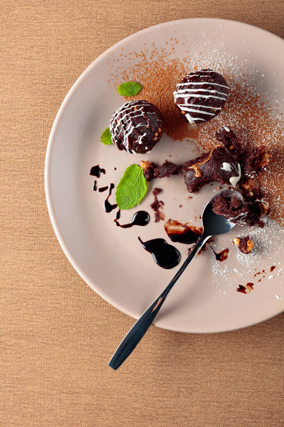 Chocolate balls with mint on a beige plate. - Foto, Imagem