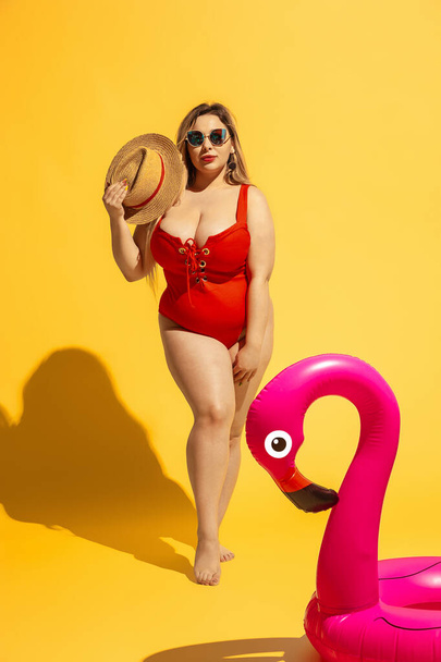 Young caucasian plus size female models preparing for beach resort - Fotoğraf, Görsel