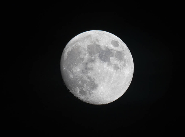 Uma bela vista de perto da lua cheia em uma noite clara olhando para cima vertical para o espaço
 - Foto, Imagem