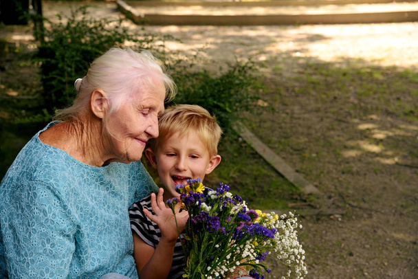 ältere Frau mit Enkel - Foto, Bild