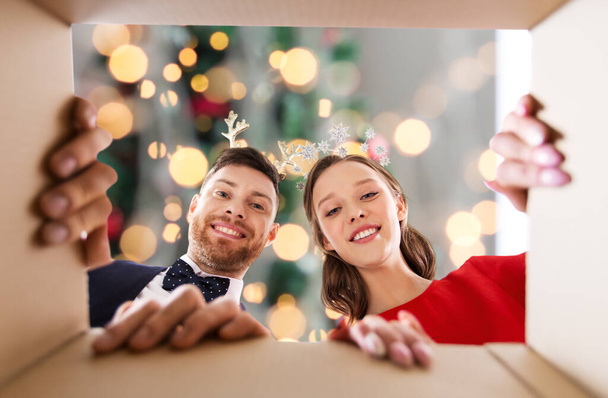 happy couple opening christmas gift box - Foto, imagen