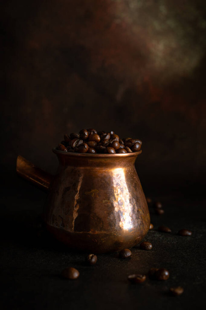 Мідний дзьоб з кавовими зернами на темно-коричневому фоні
 - Фото, зображення