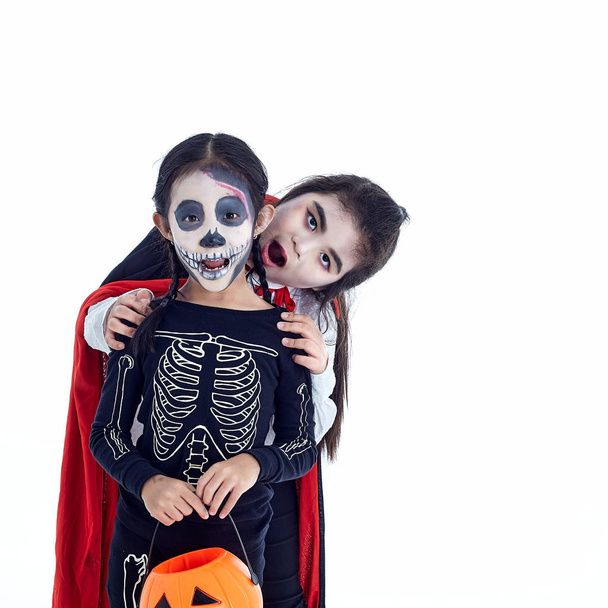 Szczęśliwego Halloween azjatyckie dzieci z koszem dyni - Zdjęcie, obraz