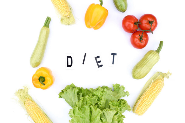 flach auf einem isolierten weißen Hintergrund mit Gemüse und der Aufschrift Diät.  - Foto, Bild