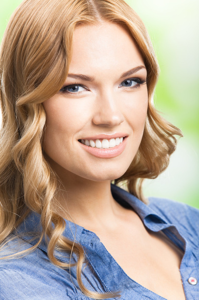 Feliz mulher sorridente com cabelo comprido, ao ar livre
 - Foto, Imagem