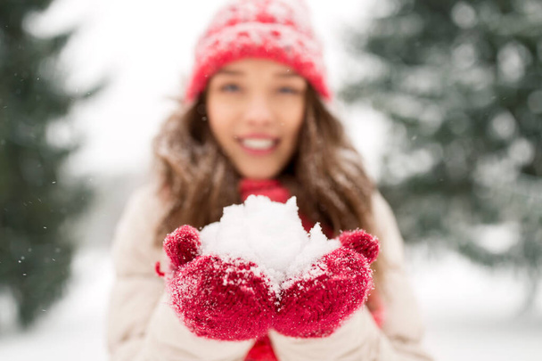 Portret młodej kobiety ze śniegiem w zimie - Zdjęcie, obraz