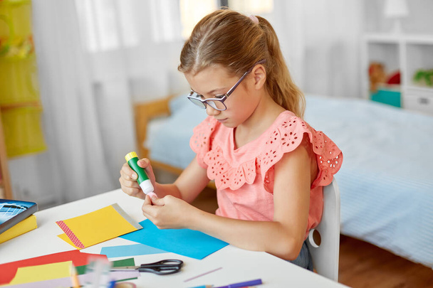 creative girl making greeting card at home - Foto, afbeelding