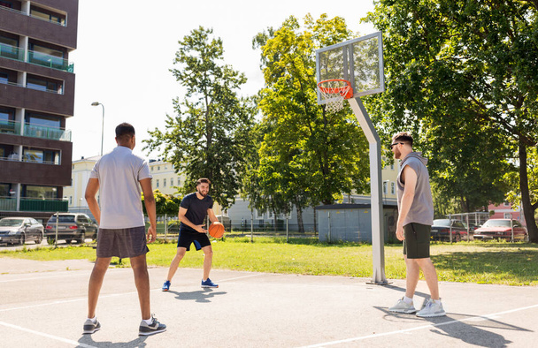 ομάδα των αντρών φίλων παίζοντας μπάσκετ δρόμου - Φωτογραφία, εικόνα