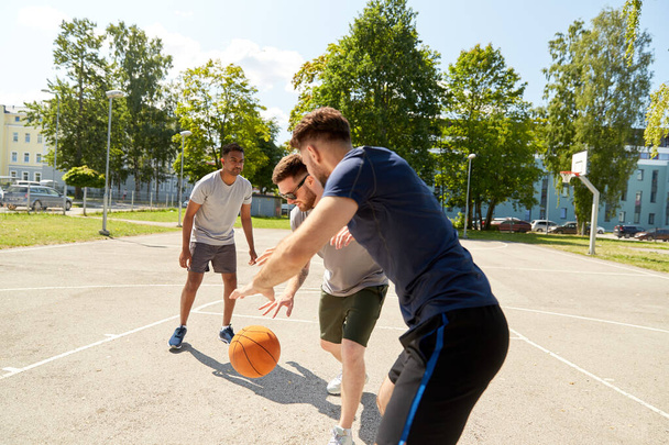 group of male friends playing street basketball - Foto, Imagem