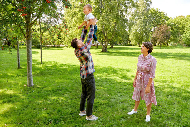 famille heureuse s'amuser au parc d'été
 - Photo, image