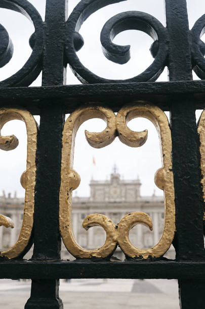 kilátás a kapun keresztül a Royal Palace of Madrid -Spanyolország - utazási cél - turisztikai attrakció. - Fotó, kép