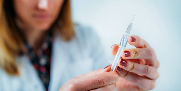Profissional Médico Administrando uma Injeção de Vacina contra a Gripe
 - Foto, Imagem