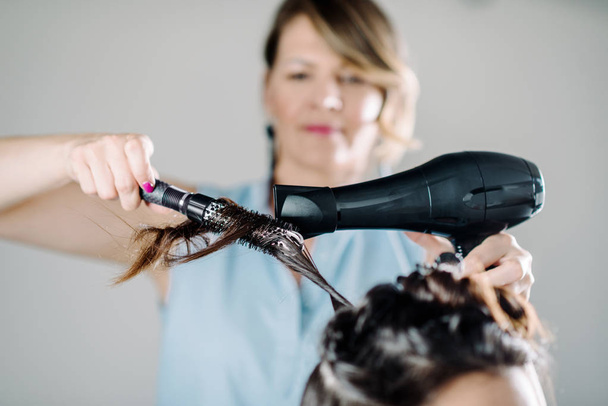 stylist Asciugatura dei capelli nel salone di parrucchiere
 - Foto, immagini